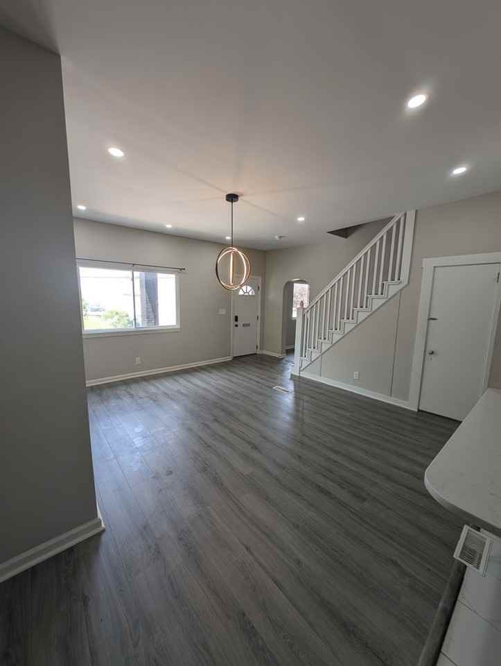 2508 Cobden St - Photo 4 of 21