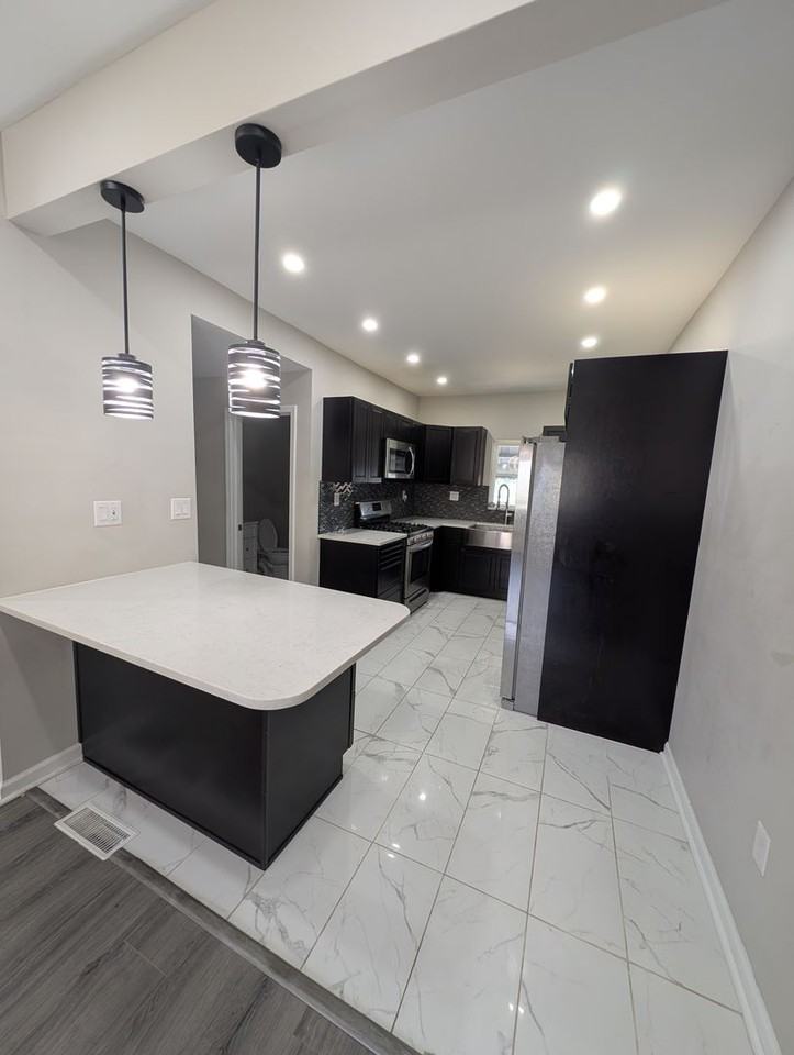 2508 Cobden St - Photo 5 of 21