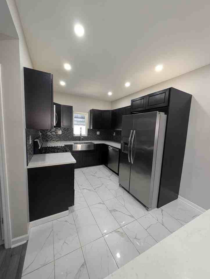 2508 Cobden St - Photo 6 of 21