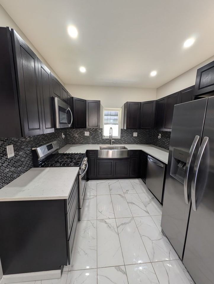 2508 Cobden St - Photo 7 of 21