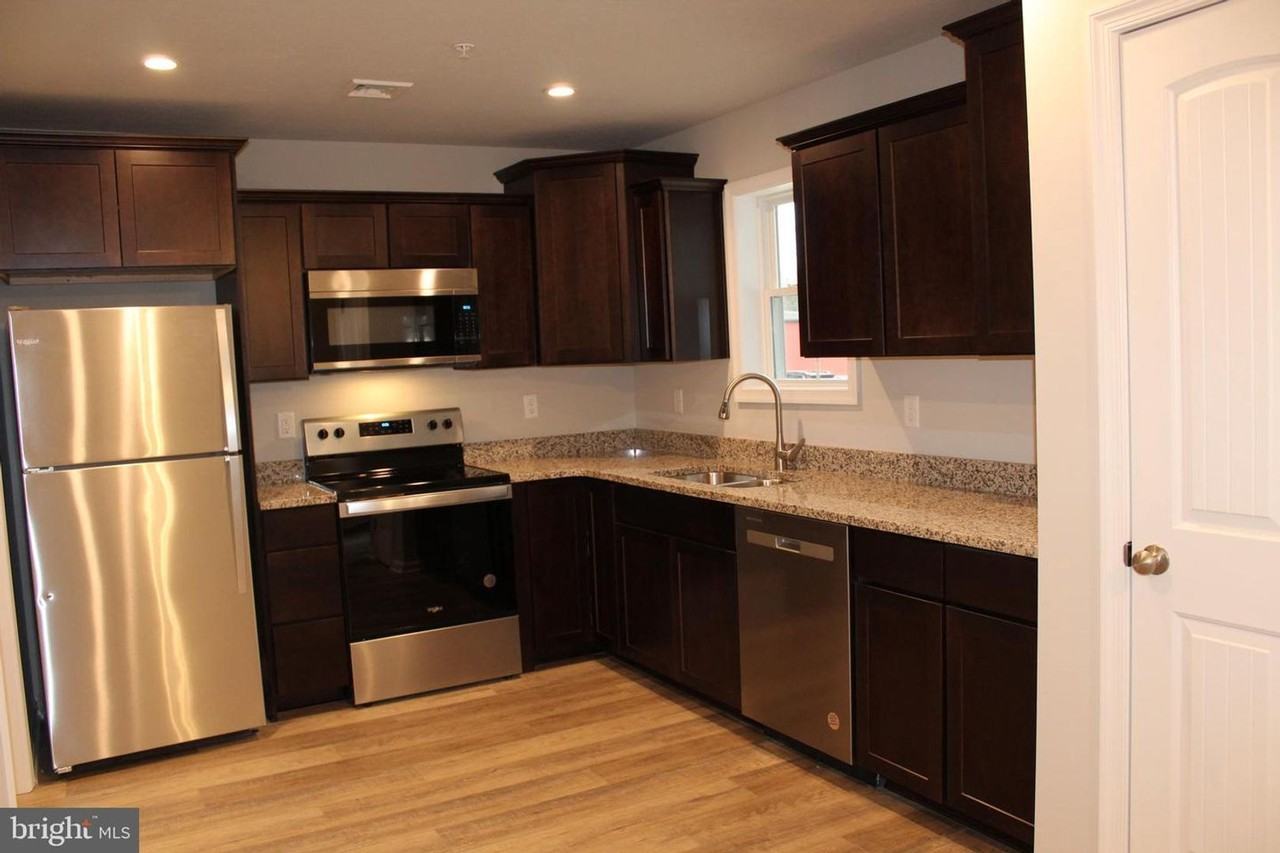 642 N College St - Photo 2 of 6
