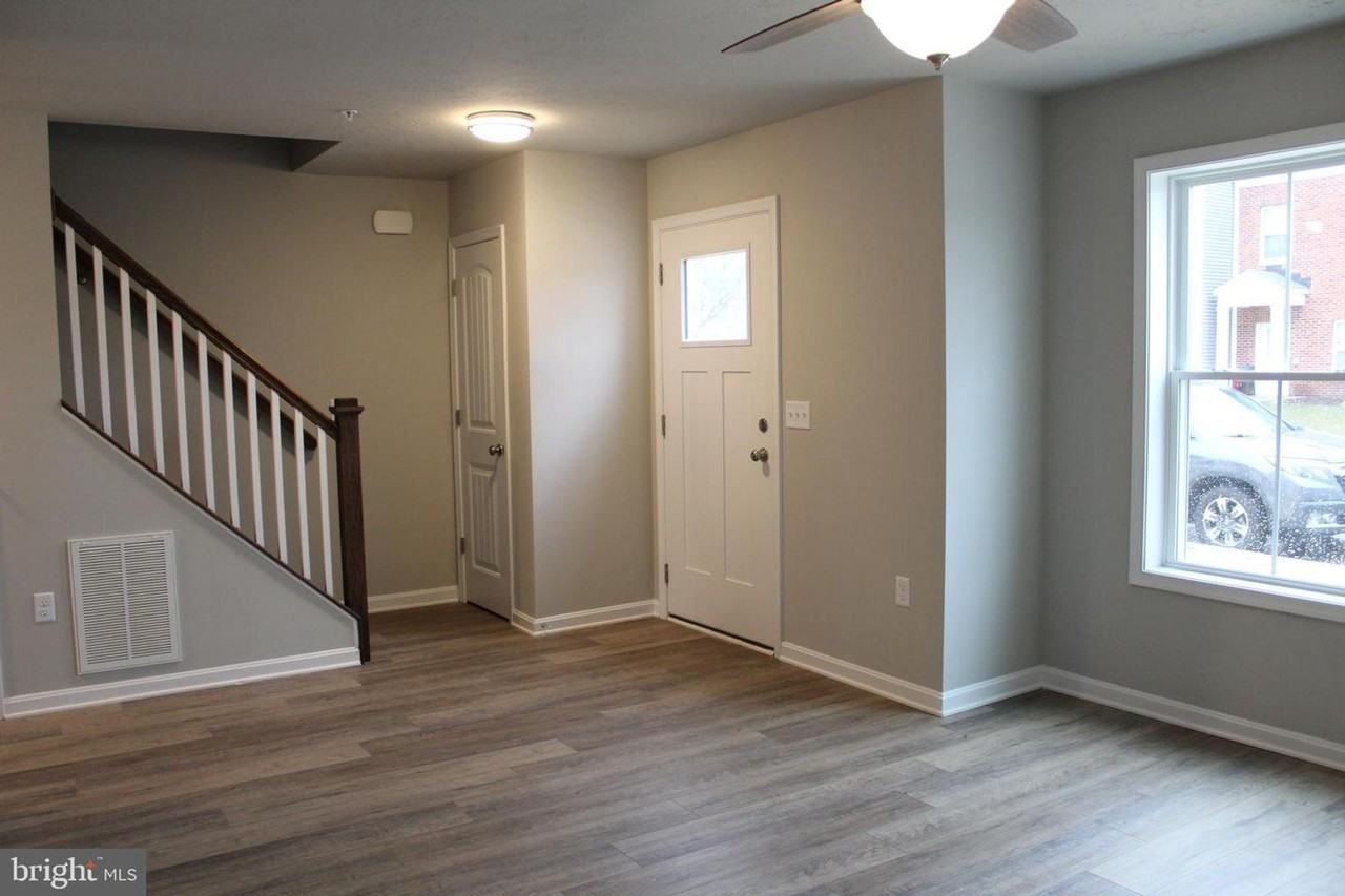 642 N College St - Photo 3 of 6
