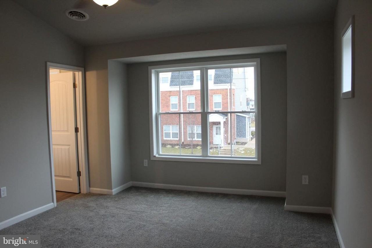 642 N College St - Photo 4 of 6