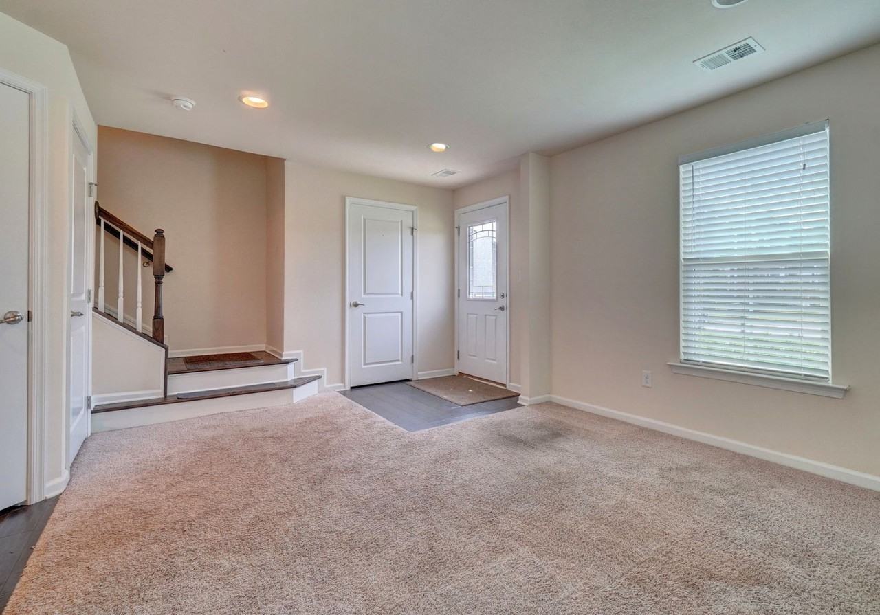 890 Olmstead St - Photo 5 of 35