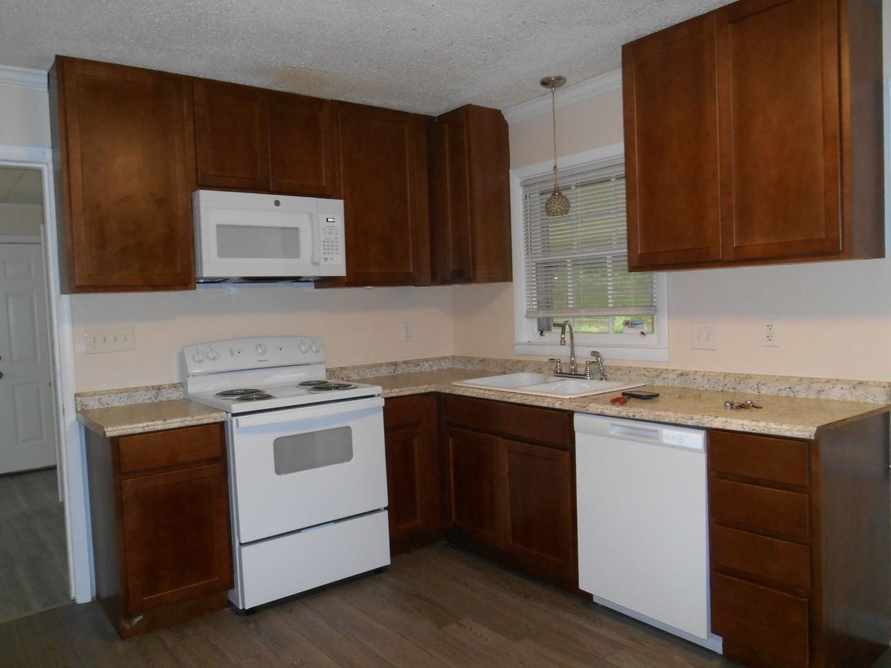 1618 Carousel Cir - Photo 3 of 7