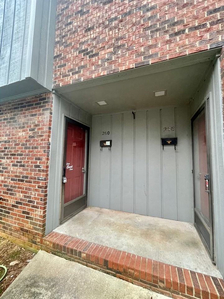 260 Kelly St - Photo 2 of 13