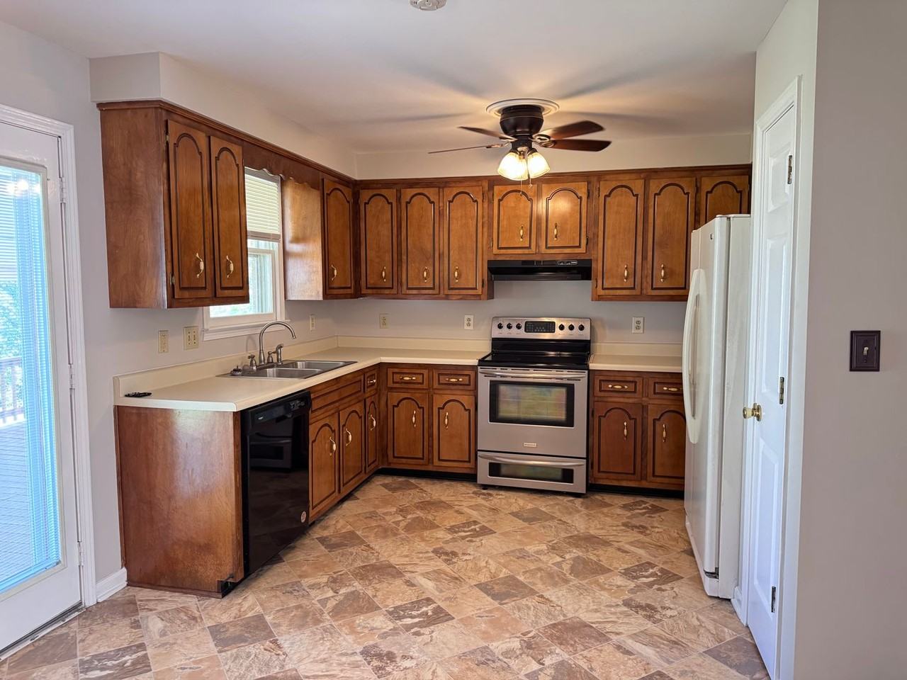 438 Kelsey Dr - Photo 4 of 22