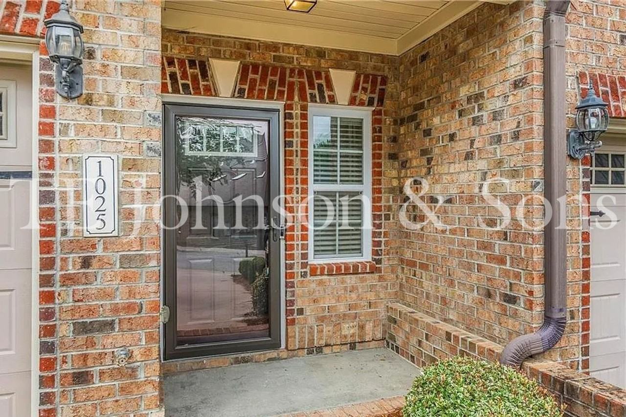 1025 Richmond Park Dr - Photo 2 of 23