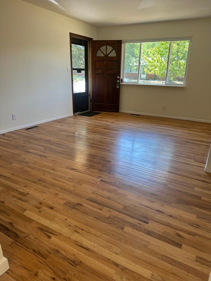 780 33rd St - Photo 2 of 33