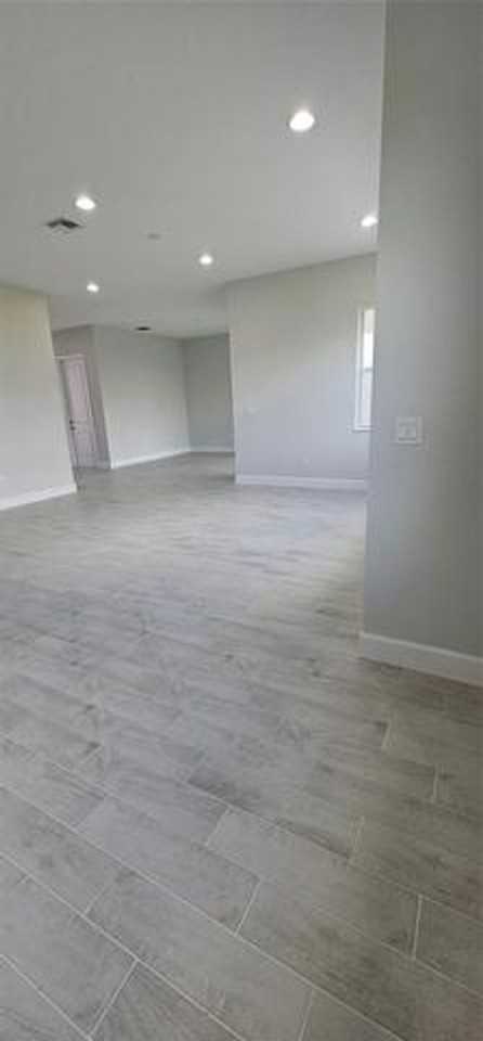 5461 Empire Dr - Photo 4 of 17