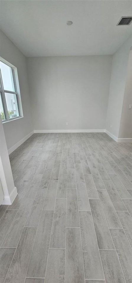 5461 Empire Dr - Photo 5 of 17