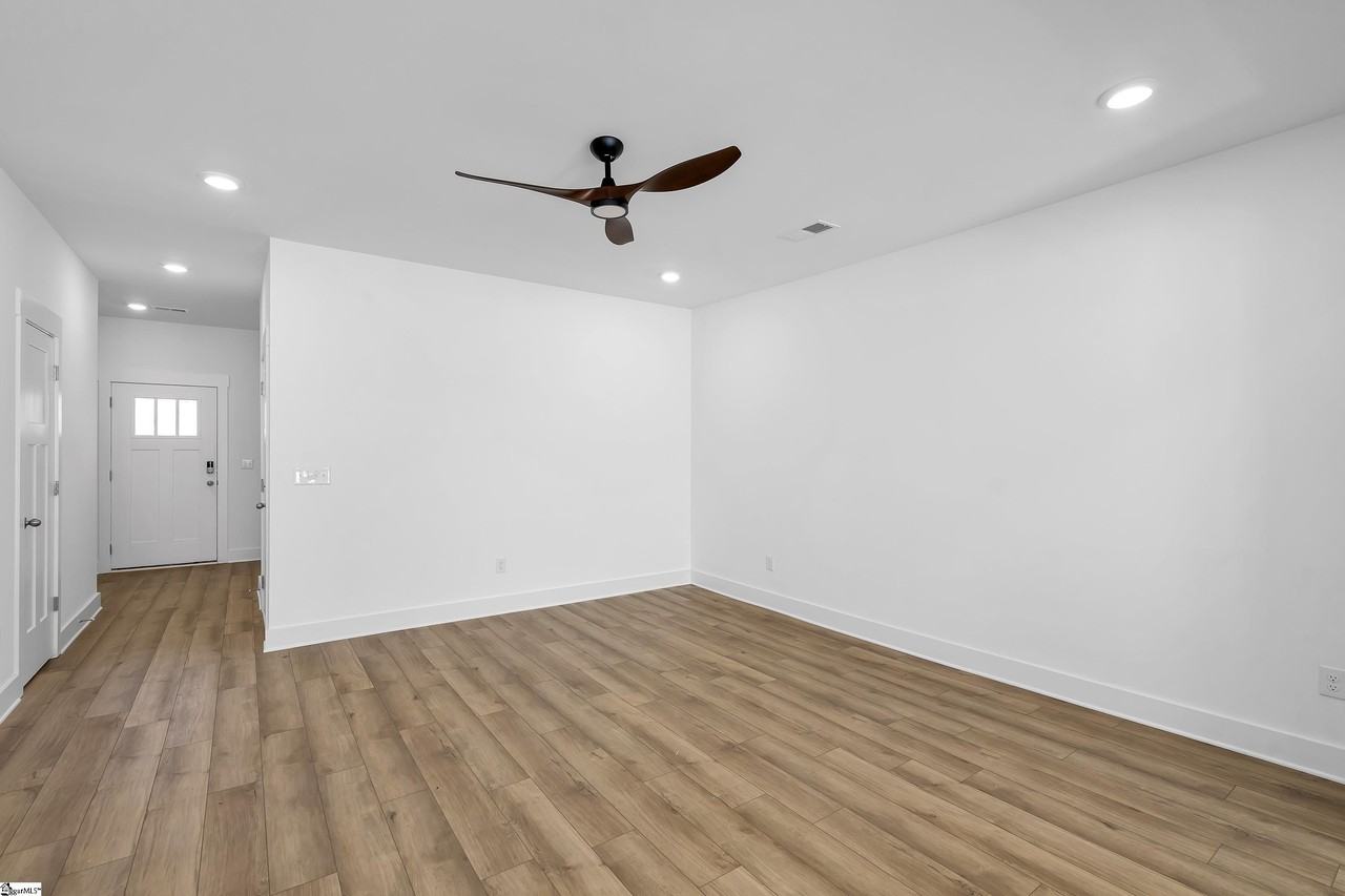 11 Shager Pl - Photo 4 of 22