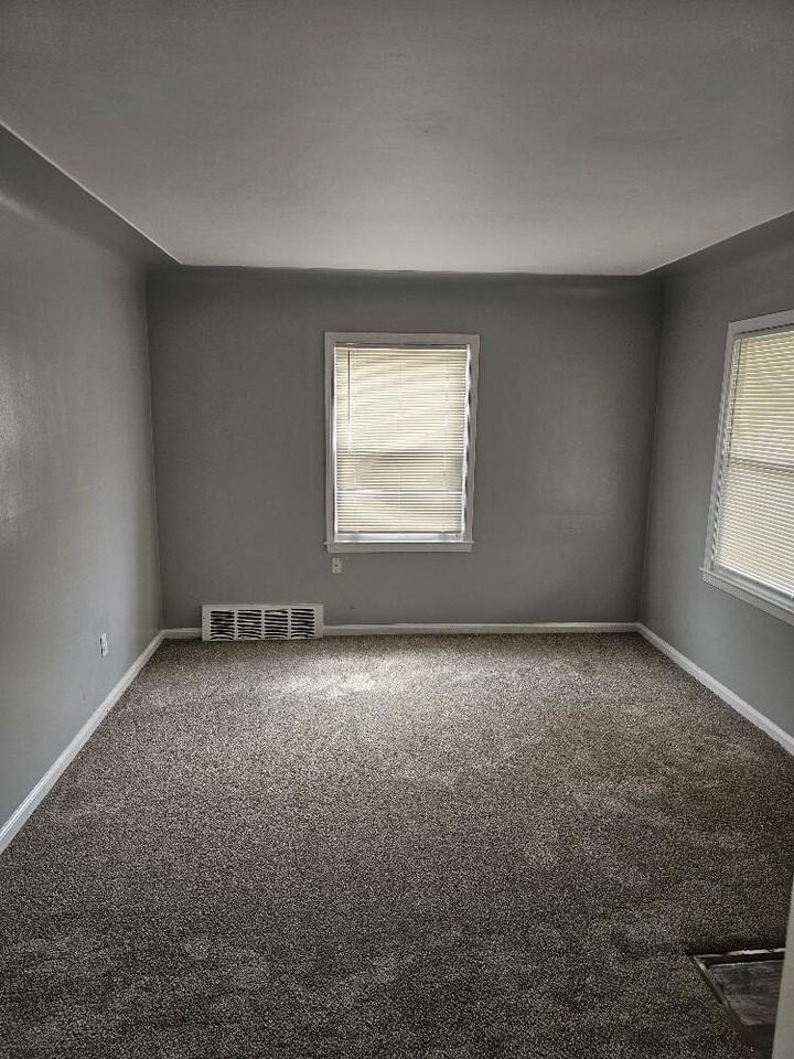 3337 S Bassett St - Photo 2 of 14