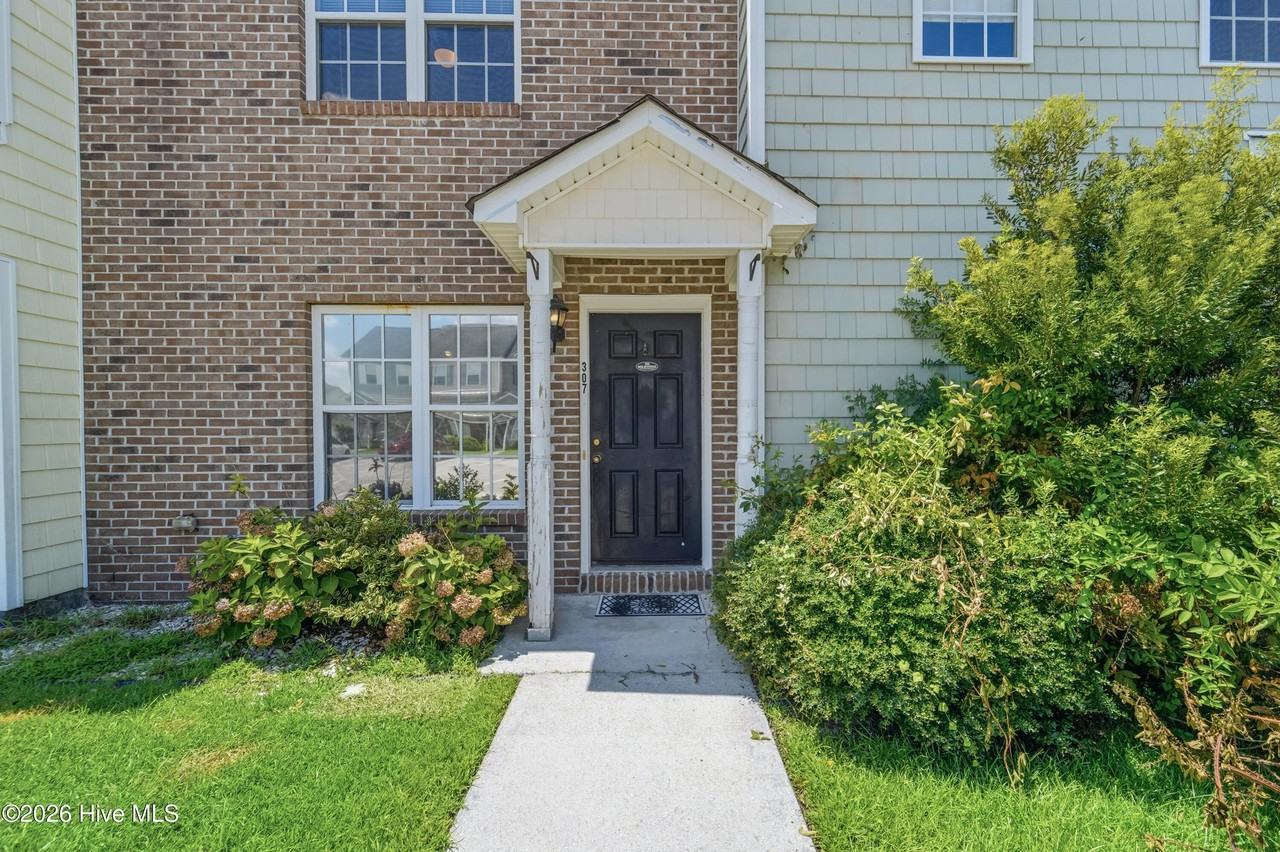 307 Bridgewood Dr - Photo 2 of 37
