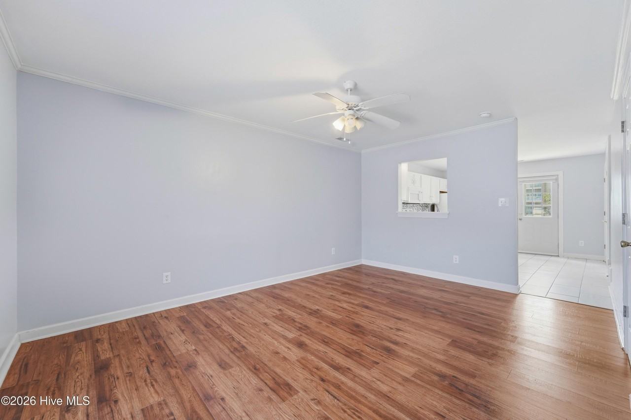 307 Bridgewood Dr - Photo 4 of 37