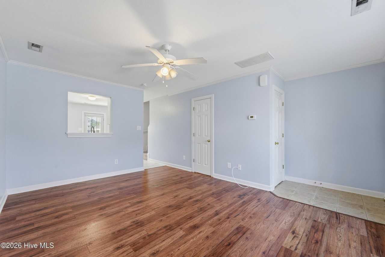 307 Bridgewood Dr - Photo 5 of 37