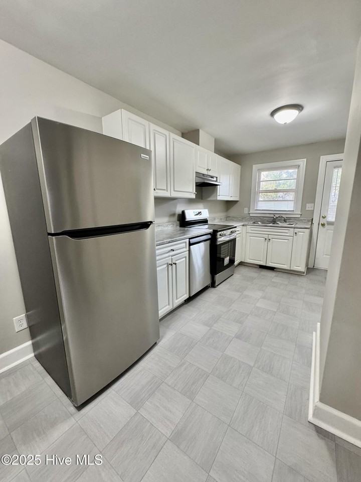 2506 E 3rd St #A - Photo 3 of 16