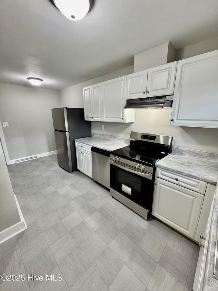 2506 E 3rd St #A - Photo 4 of 16