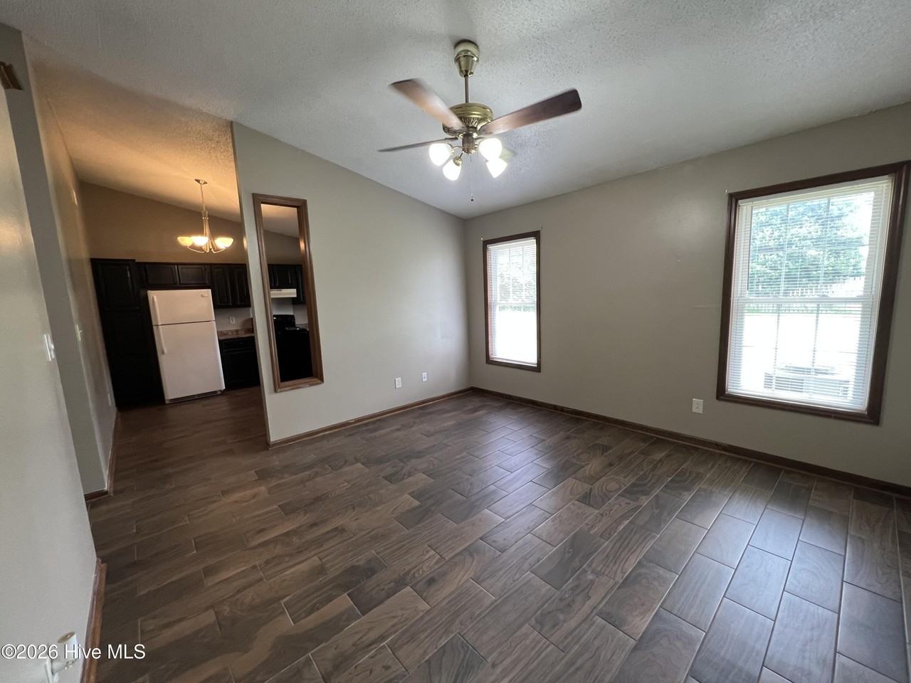 725 Pinewood Dr - Photo 2 of 6