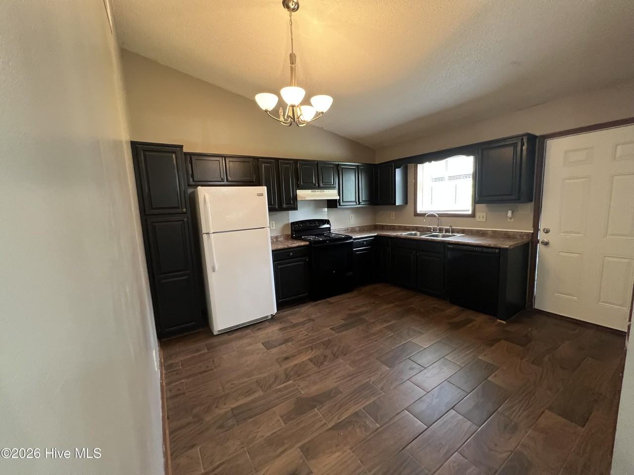 725 Pinewood Dr - Photo 3 of 6
