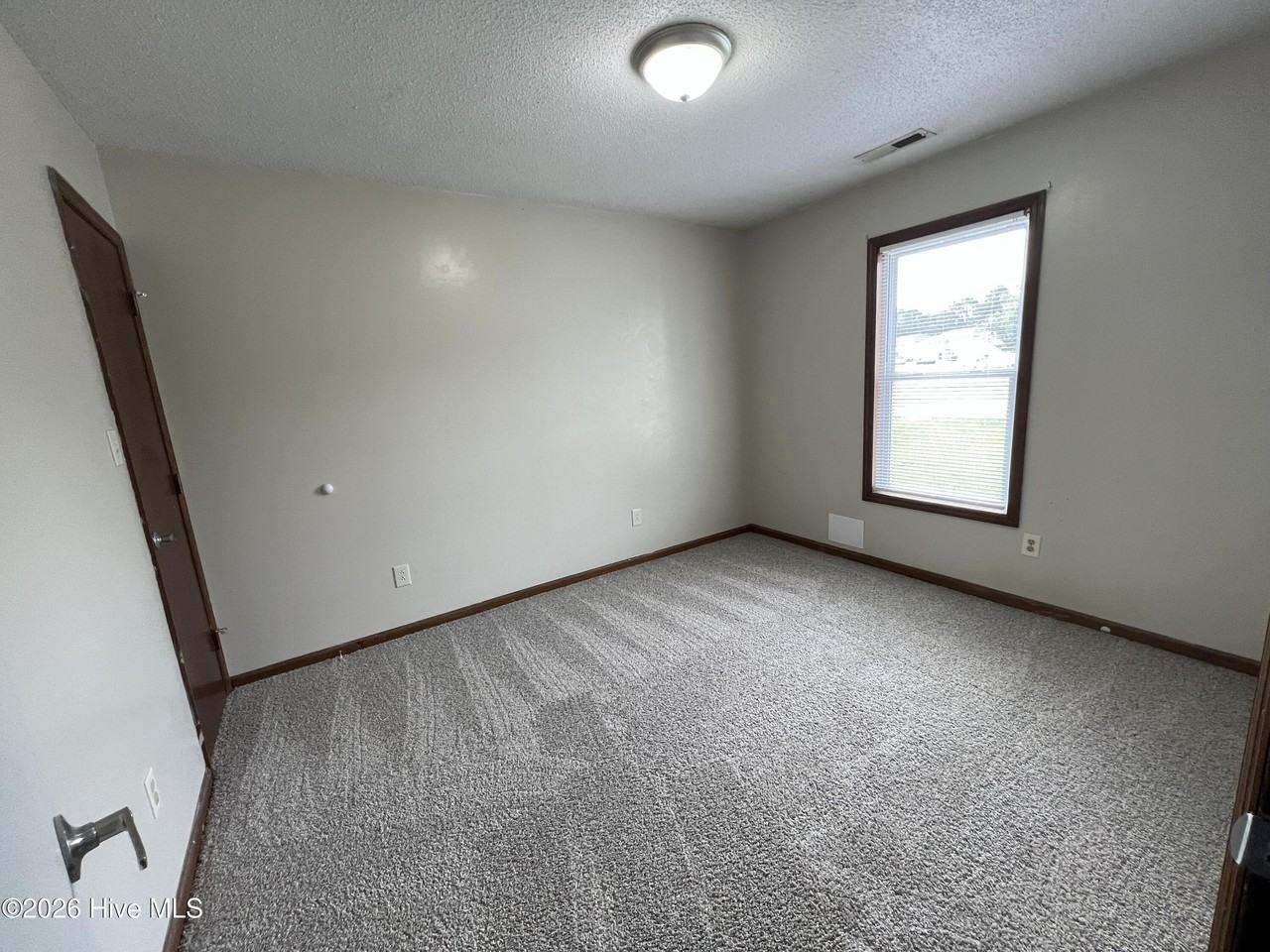 725 Pinewood Dr - Photo 4 of 6