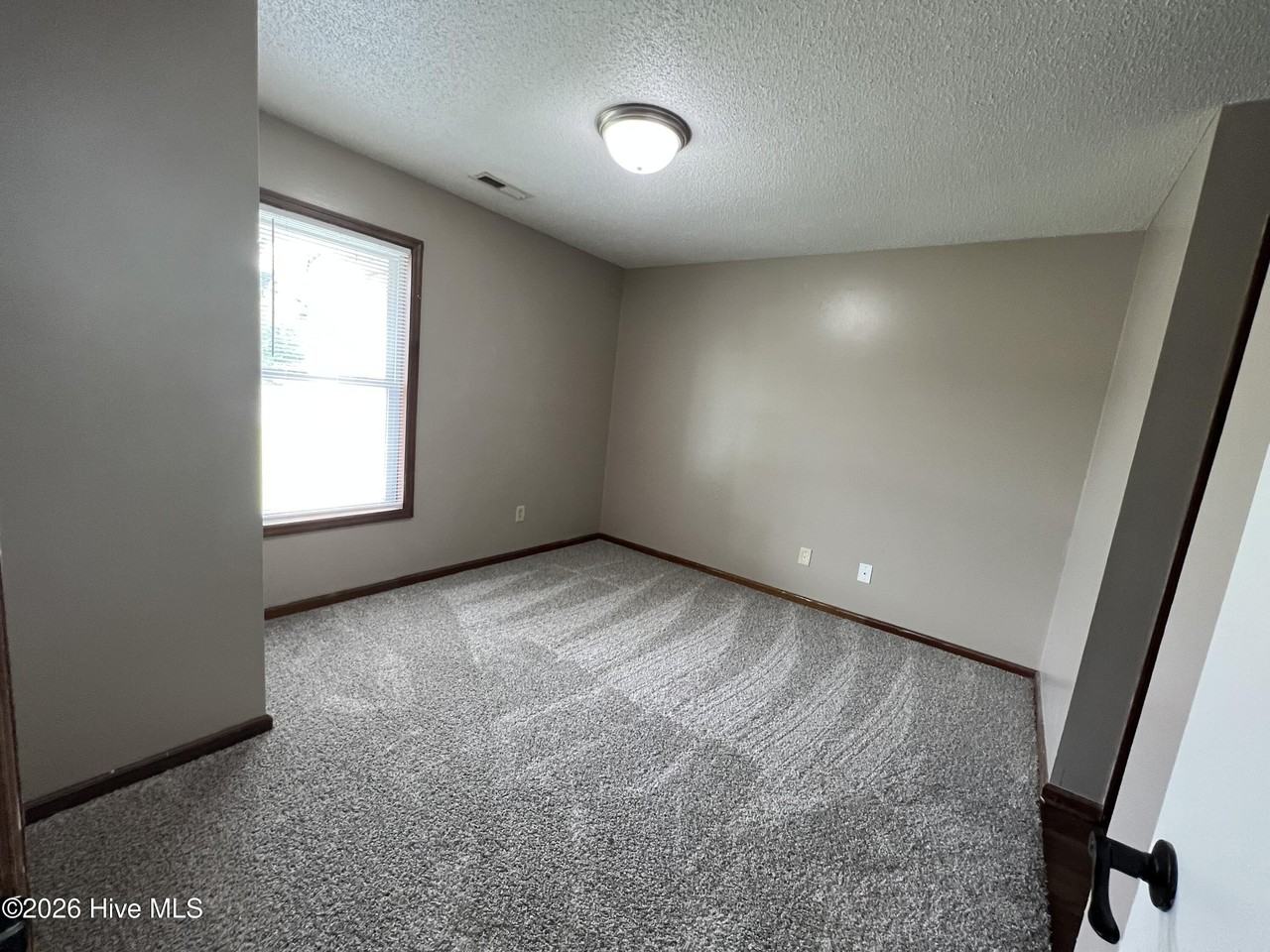725 Pinewood Dr - Photo 5 of 6