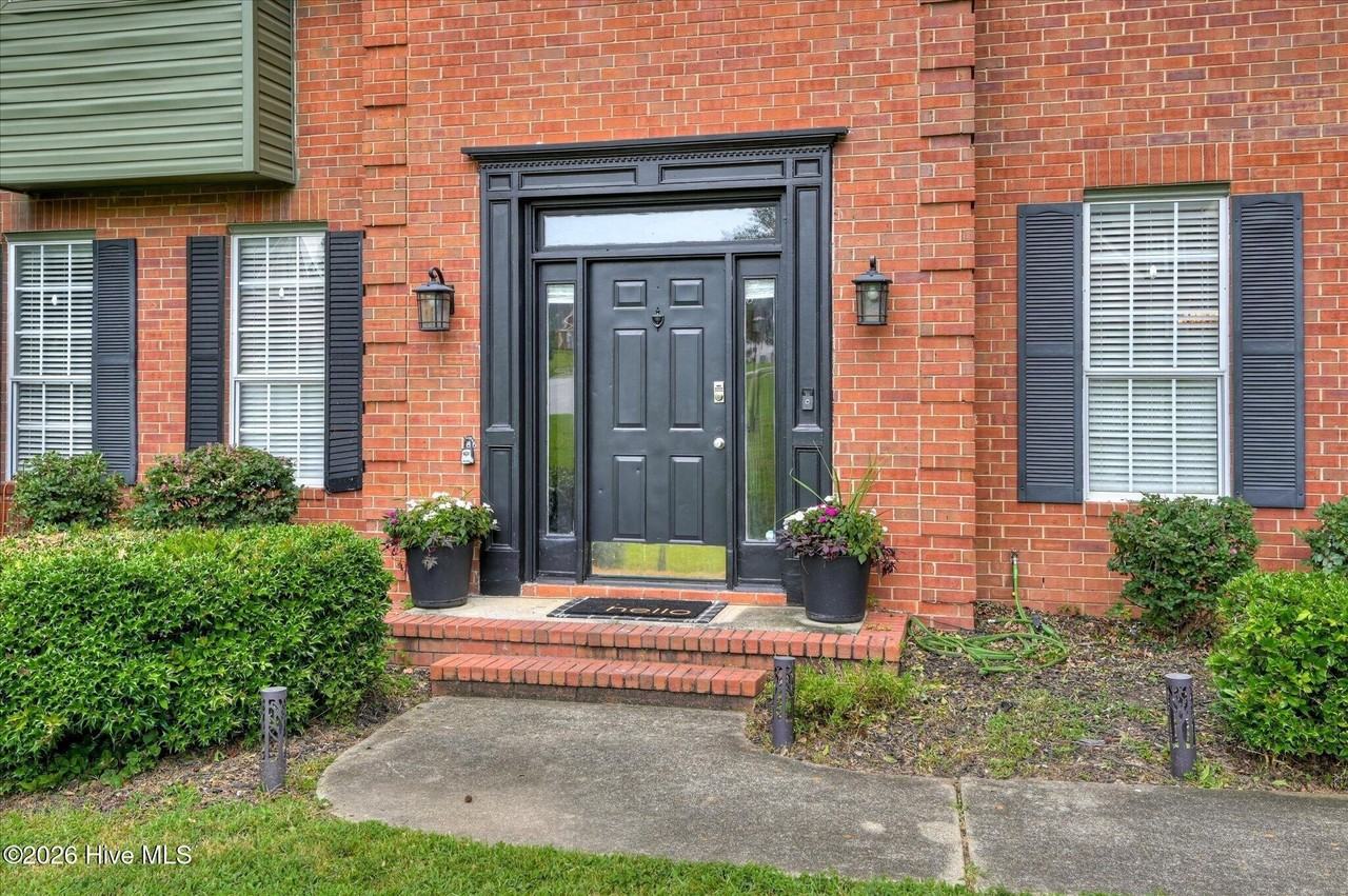 1084 Severn Dr - Photo 2 of 36