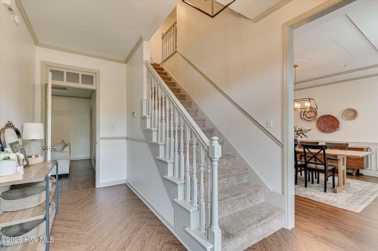 1084 Severn Dr - Photo 3 of 36