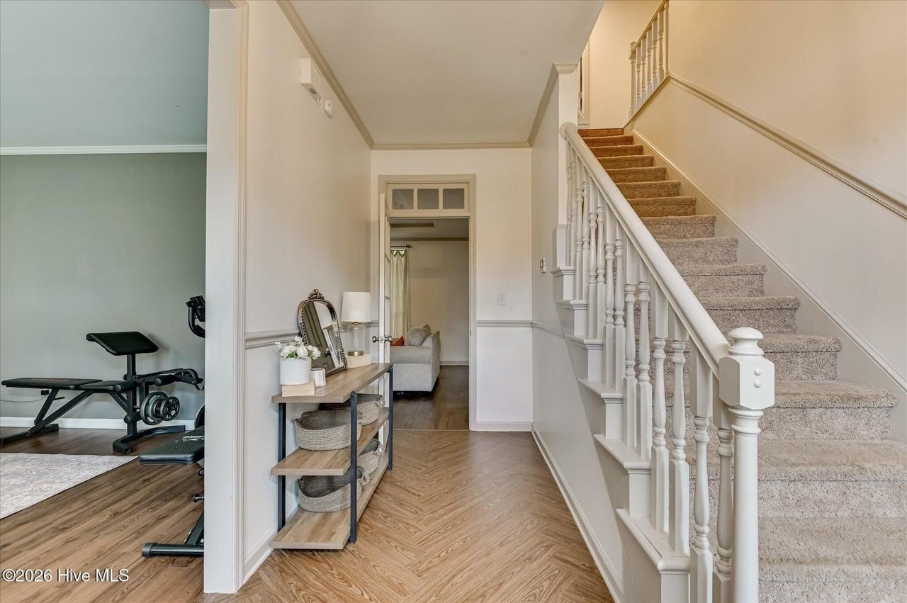 1084 Severn Dr - Photo 4 of 36
