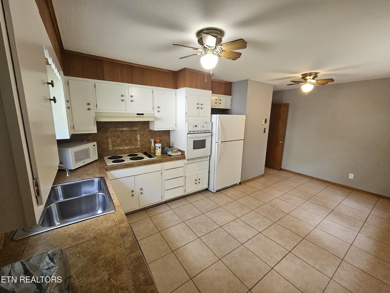 1725 S Forest Dr - Photo 4 of 17