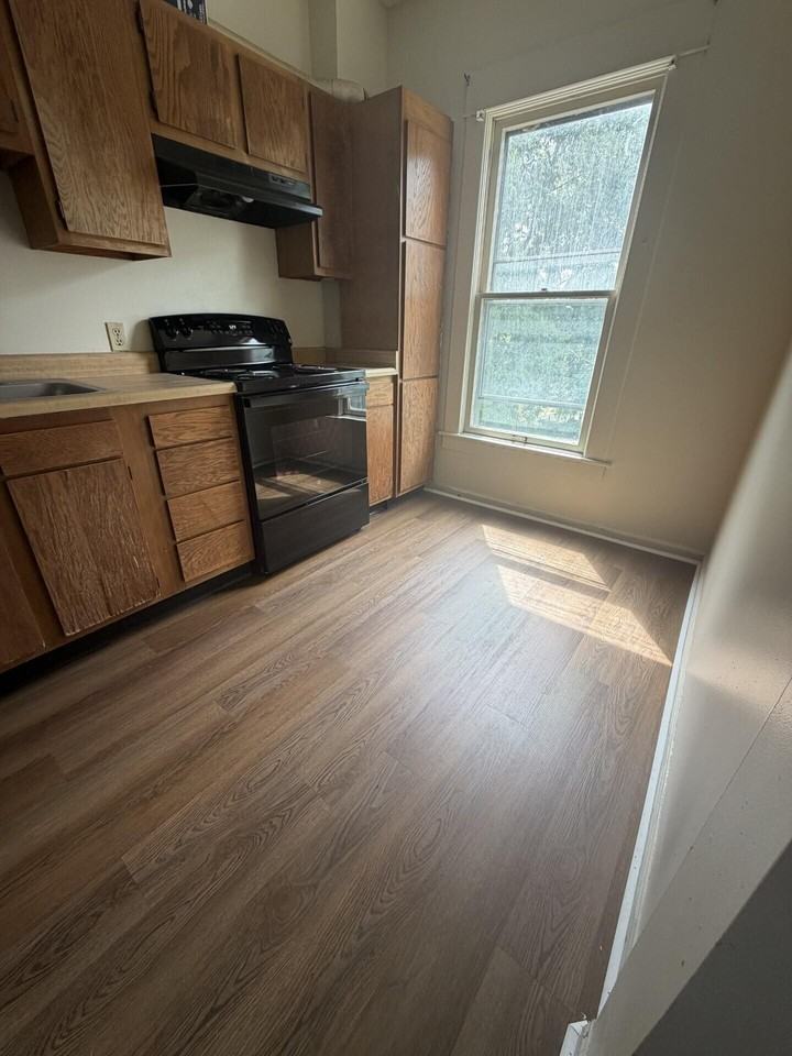311 N Hamilton St #D - Photo 6 of 10