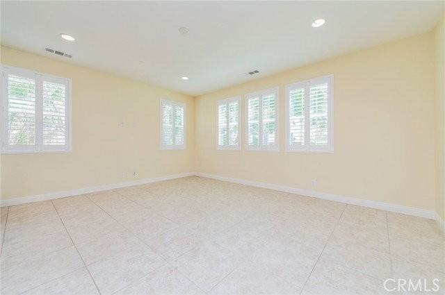 219 Wicker - Photo 5 of 8