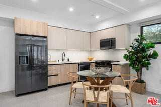 1016 N Martel Ave - Photo 3 of 8