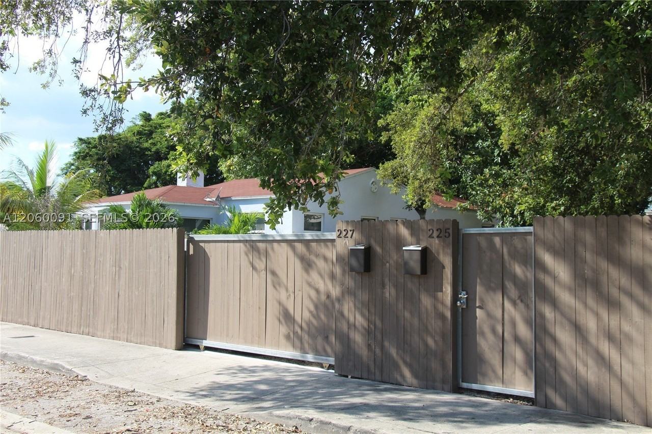 225 Nw 59th St #B - Photo 2 of 16