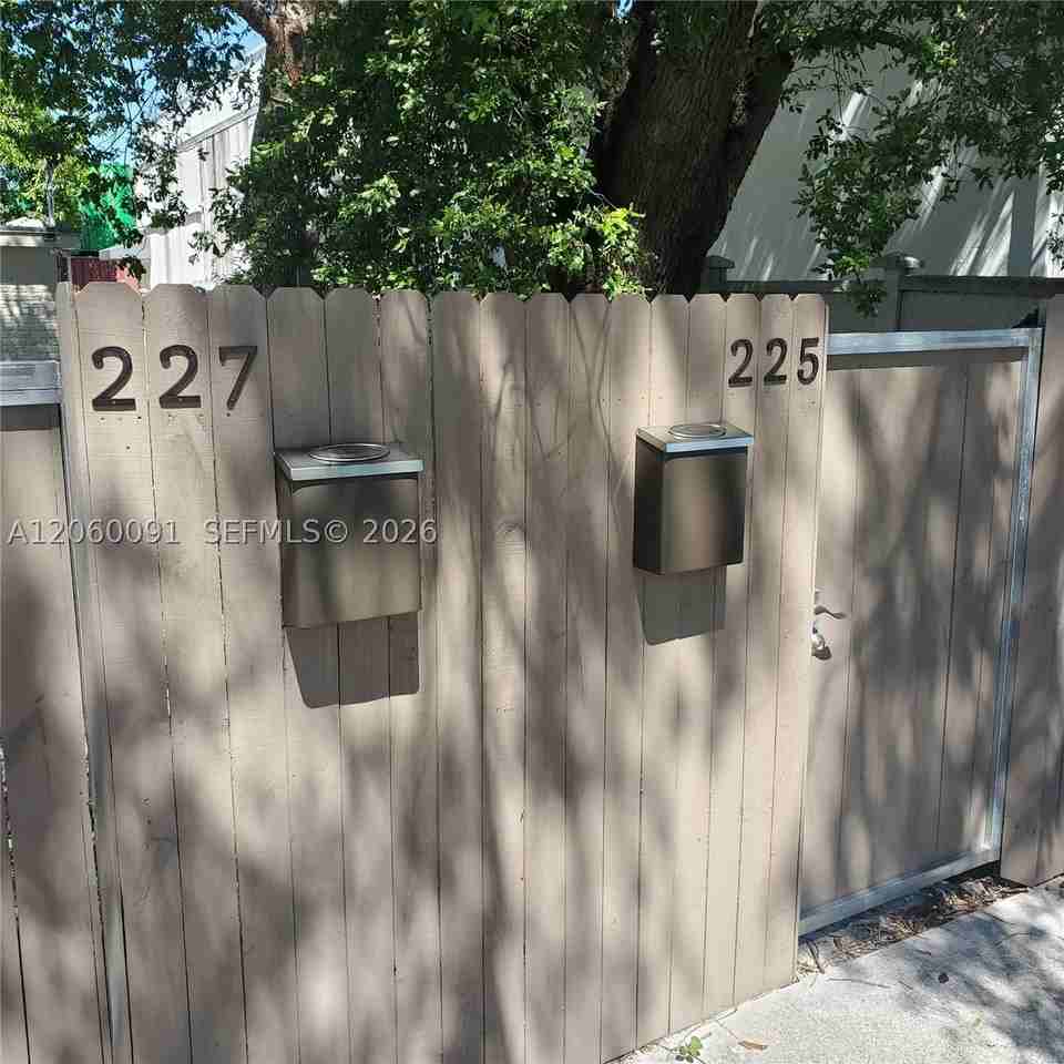 225 Nw 59th St #B - Photo 3 of 16