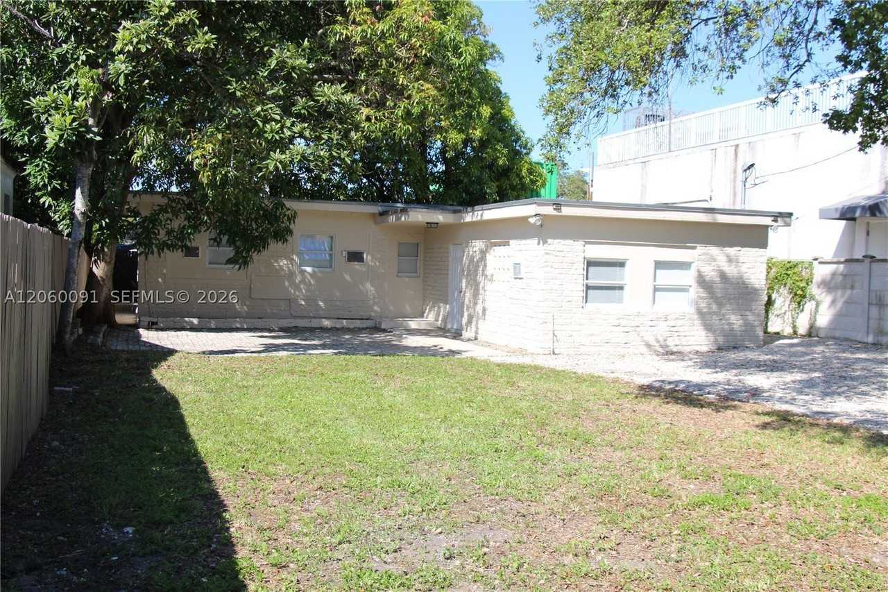 225 Nw 59th St #B - Photo 4 of 16