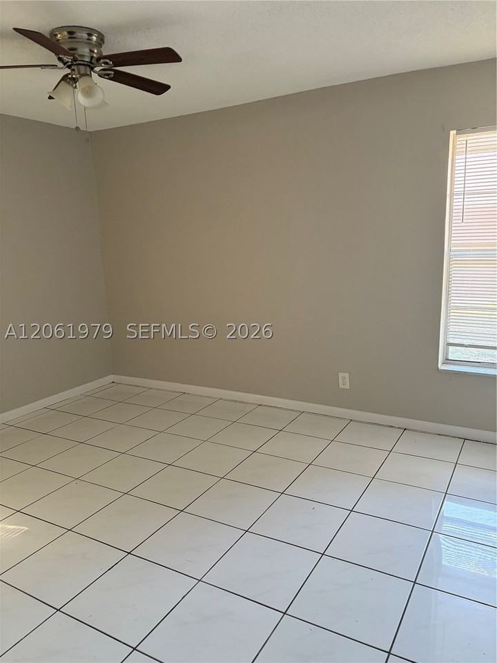 1440 Sw 41st Ave #1-2 - Photo 4 of 6