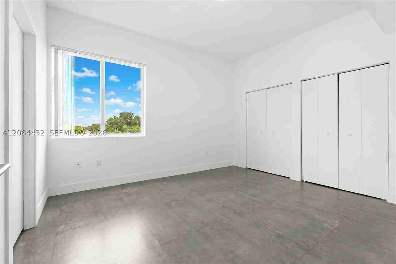 2010 Sw 25th Ter #305 - Photo 5 of 12