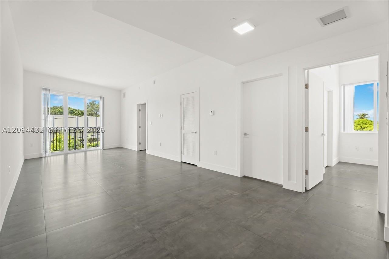 2010 Sw 25th Ter #305 - Photo 7 of 12