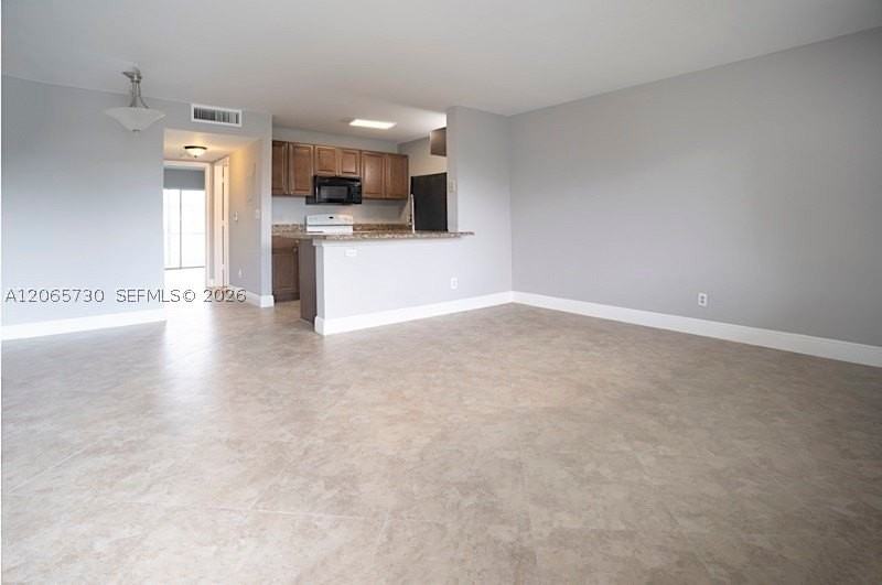 1606 Meadows Cir W #1606 - Photo 4 of 17