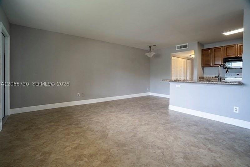 1606 Meadows Cir W #1606 - Photo 5 of 17