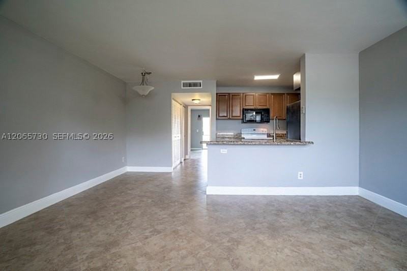1606 Meadows Cir W #1606 - Photo 6 of 17