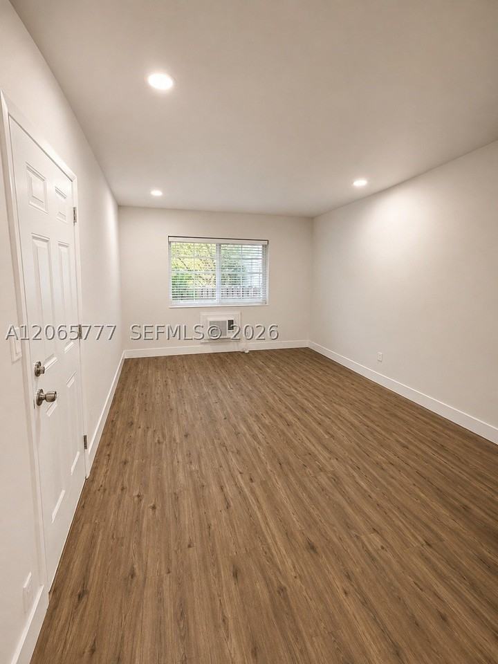 1537 Jefferson Ave #5 - Photo 6 of 11