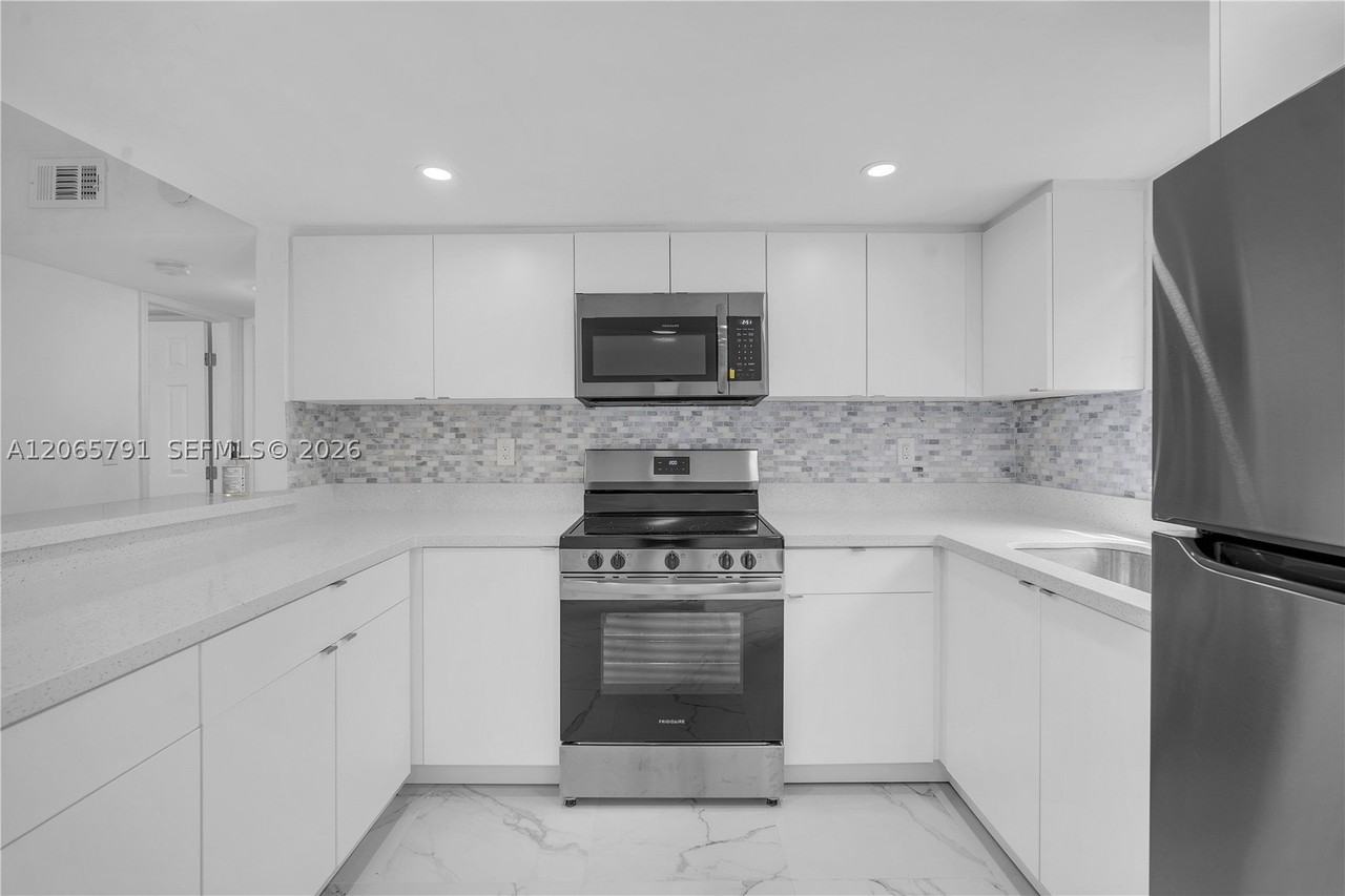 414 Se 14th St #3 - Photo 3 of 18