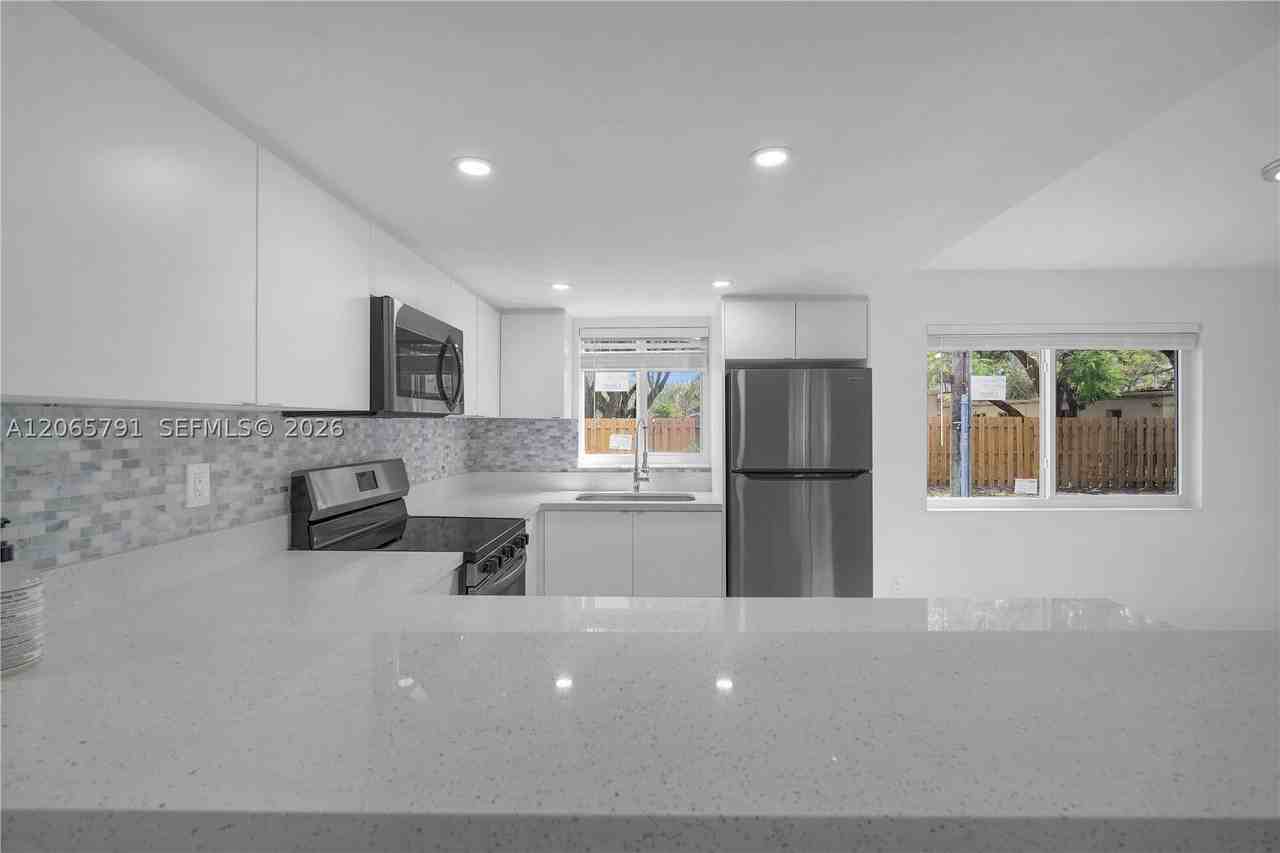 414 Se 14th St #3 - Photo 4 of 18