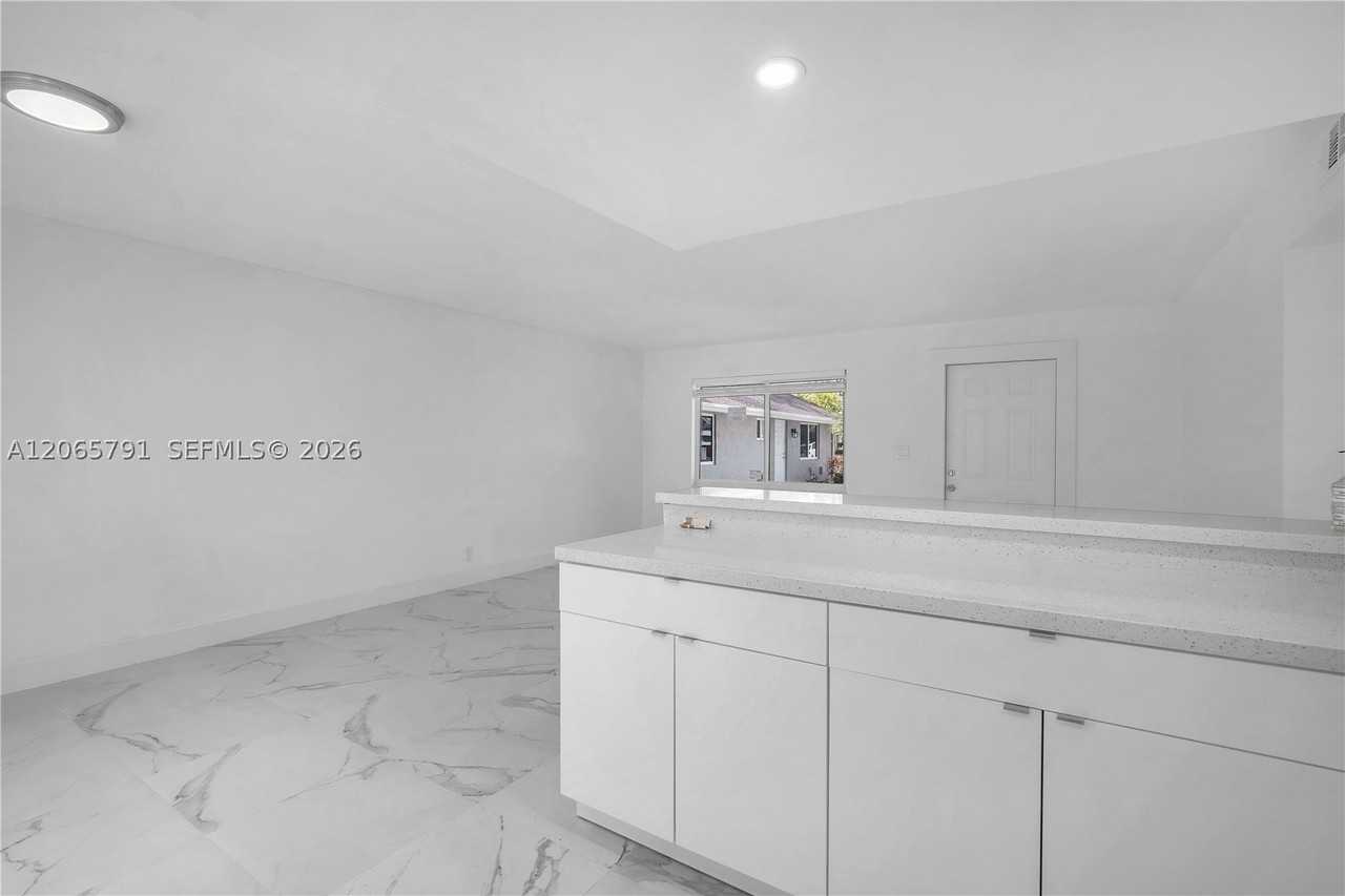 414 Se 14th St #3 - Photo 6 of 18