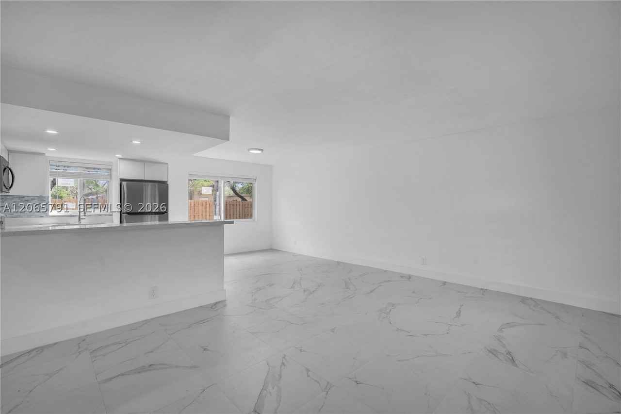 414 Se 14th St #3 - Photo 7 of 18