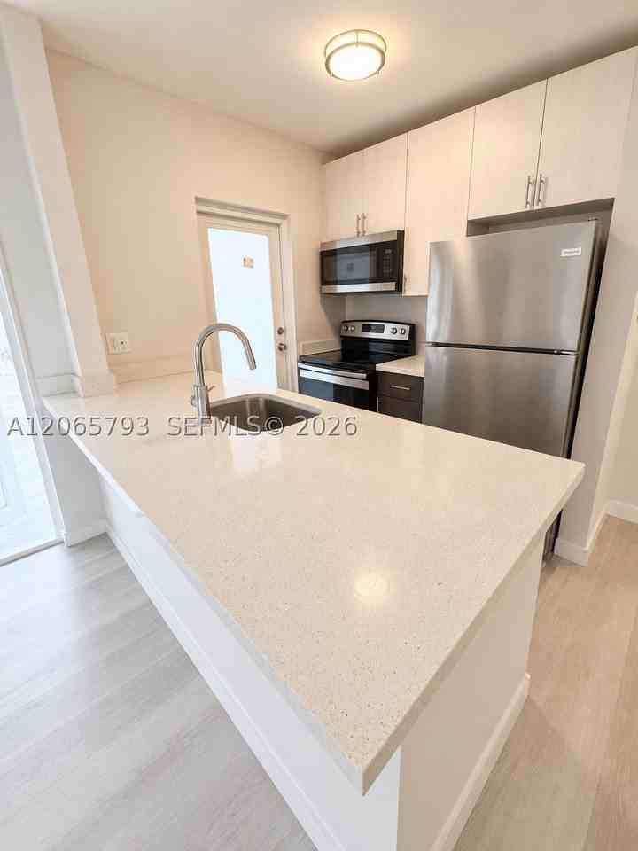 1535 Michigan Ave #6 - Photo 2 of 8