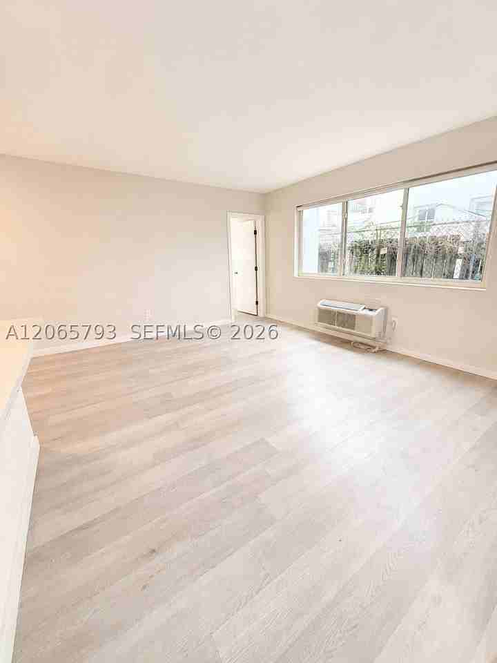 1535 Michigan Ave #6 - Photo 3 of 8