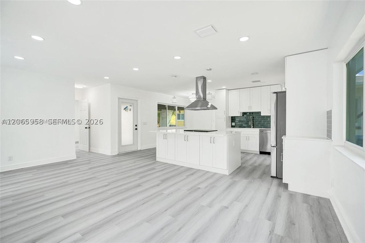 2343 Nw 28th St #1 - Photo 4 of 11